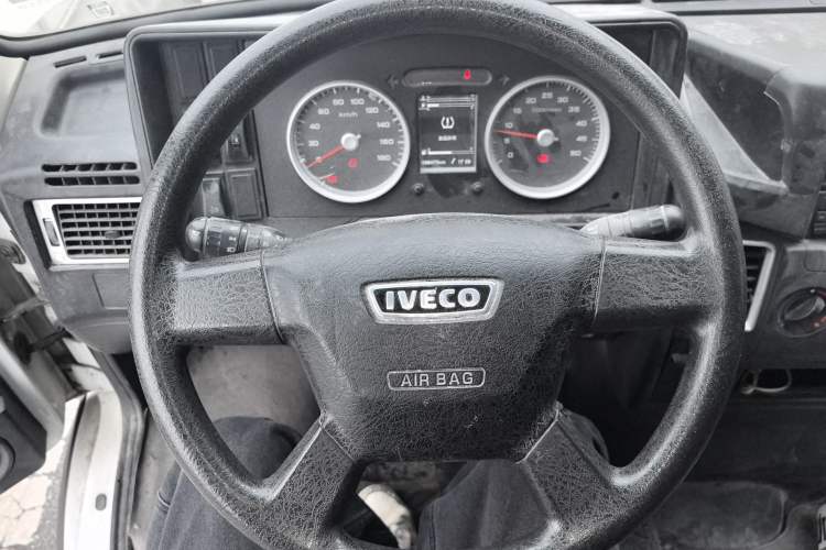 Used Iveco Daily 2022 2.5T A37 M1 Passenger Van 5-9 Seats Long Wheelbase Mid-Roof Design Dual Tires Manual Doors Steering Wheel