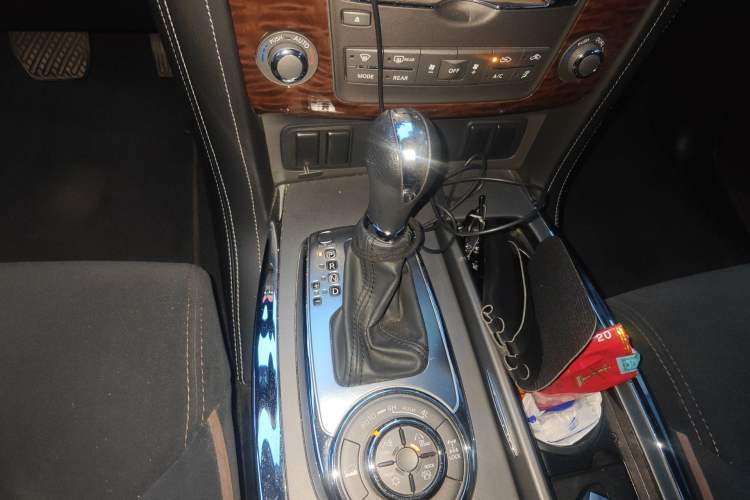 Used Nissan Patrol 2018 4.0L LinkedIn Edition Gear Lever