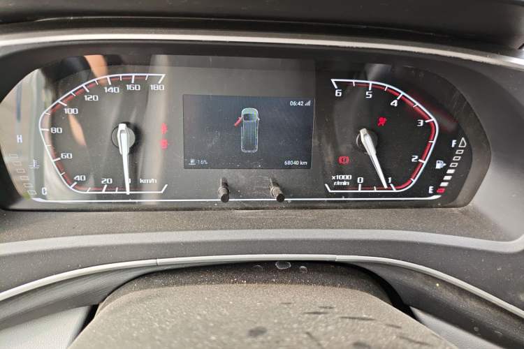 Used SAIC MAXUS Xintu V80 2023 2.0T Manual Classic Aoyuntong Short Wheelbase Ultra-Low Roof 5/6-Seater Odometer Close Up