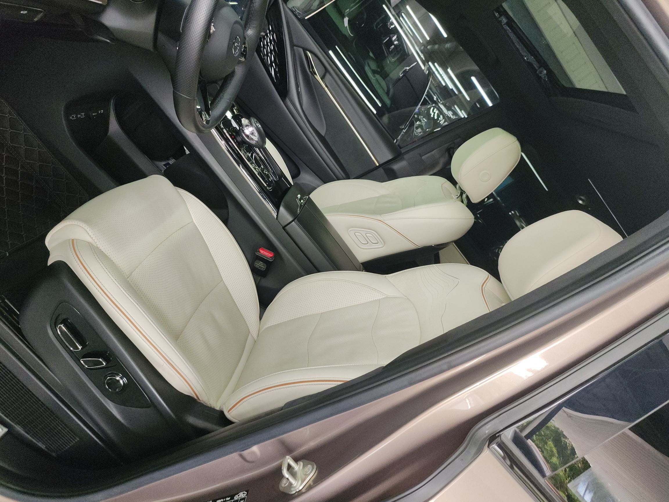 المقاعد الأمامية داخل السيارة