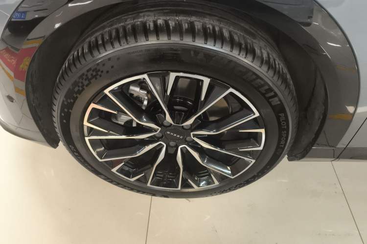 Used Zeekr 7X 2025 75 kWh Rear-Wheel Drive Intelligent Driving Version Left Front Wheel Hub