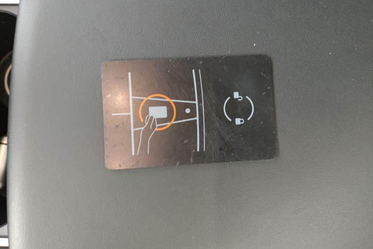 Used Tesla Model Y 2022 Long-Range All-Wheel-Drive Version Interior 1