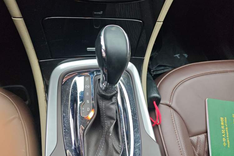 Used Buick Regal 2015 2.0L Leading Fashion Edition Gear Lever
