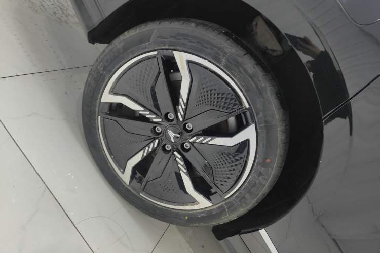 Used VOYAH PASSION 2023 Four-Wheel Drive Flagship Edition Right Rear Wheel Hub