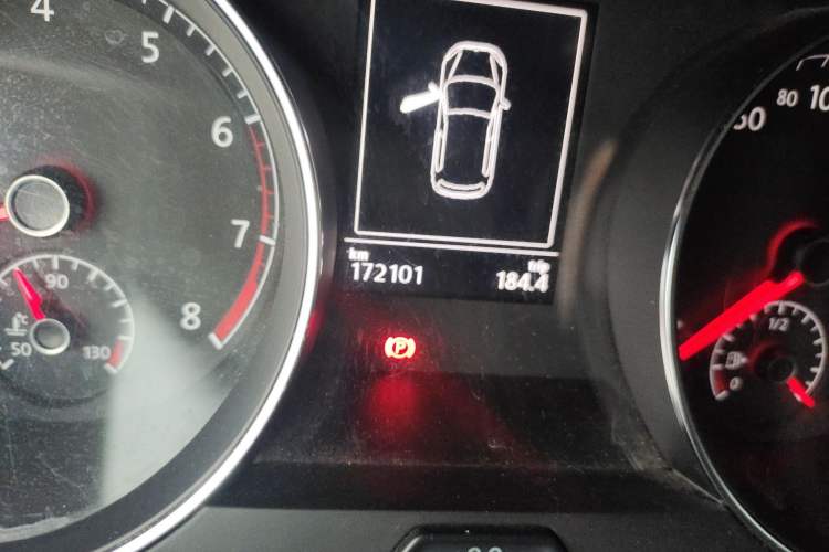 Used Volkswagen Golf 2015 1.4TSI Automatic Comfort Model Odometer Close Up