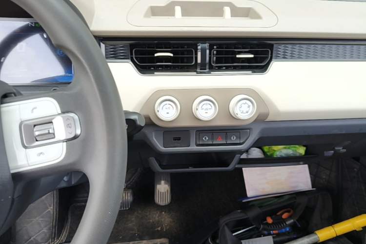 Used Chery QQ Ice Cream 2022 170km Sundae Phosphate Lithium-Ion