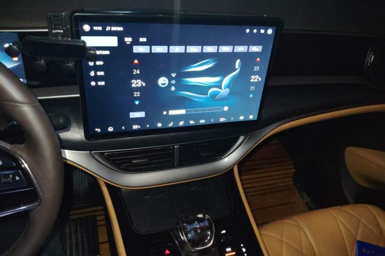 Used Denza D9 2024 DM-i 1050 Luxury Model
