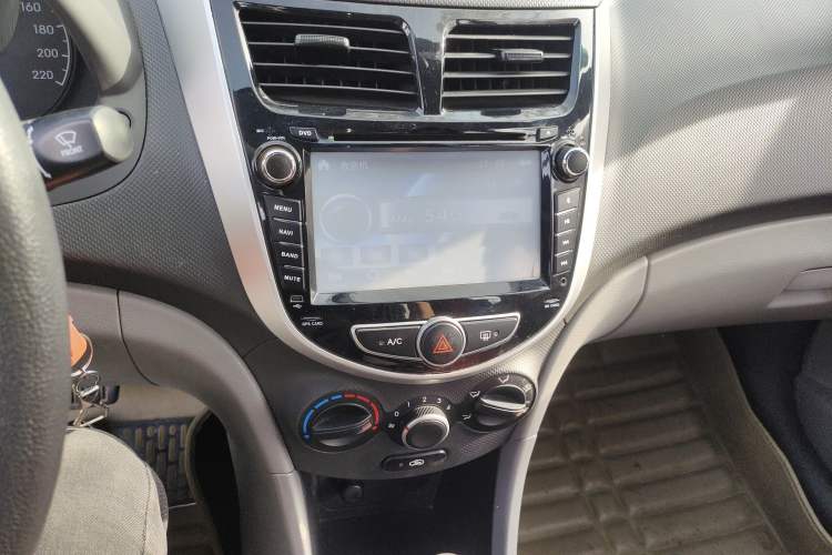 Used Hyundai Verna (older generation) 2014 1.4L Automatic Smart GLS Audio And AC Panel