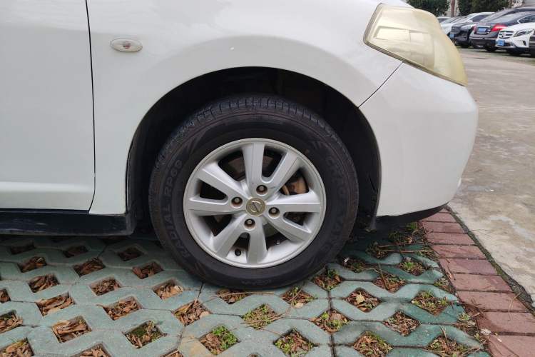 Used Nissan Tiida Sedan 2008 1.6L Manual Smart Version Right Front Wheel Hub