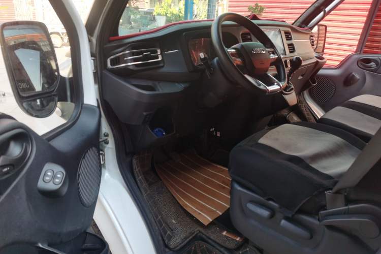 Used JMC Fushun 2022 2.0T Manual Multi-Function Passenger Vehicle Short Wheelbase Low Roof 6-Seater
