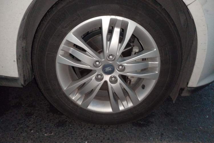 Used Ford Focus 2012 Sedan 1.6L Automatic Comfort Model Right Front Wheel Hub