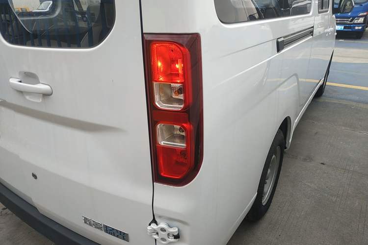Used Wuling Yangguang 2024 300KM Comfort Version Passenger Van 75kW Exterior 3