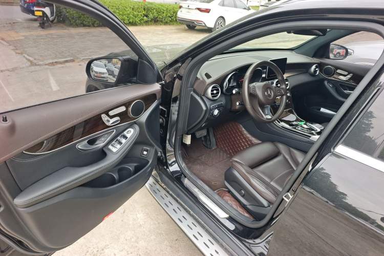 Used Mercedes-Benz GLC 2018 Facelift GLC 260 4MATIC Luxury Edition Driver Seat