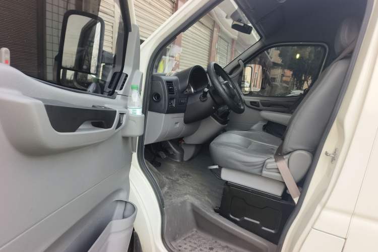 Used Dongfeng Yufeng 2016 2.5T Lingyun Van Short Wheelbase Mid-Roof China V Standard ZD25 Driver Seat