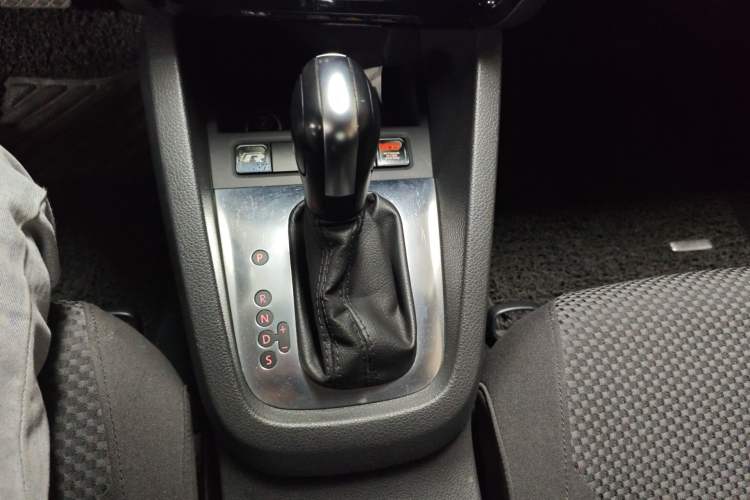 Used Volkswagen Sagitar 2012 1.6L Automatic Fashion Edition Gear Lever