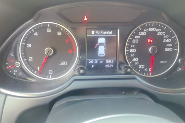 Used Audi Q5 2016 40 TFSI Comfort Model Odometer Close Up