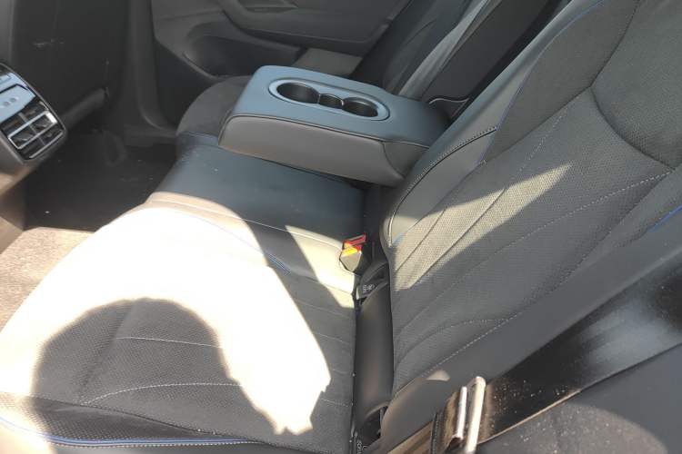 Used Volkswagen Tiguan L 2024 PRO 380TSI Four-Wheel Drive R-Line Prestige Edition Left Rear Seat