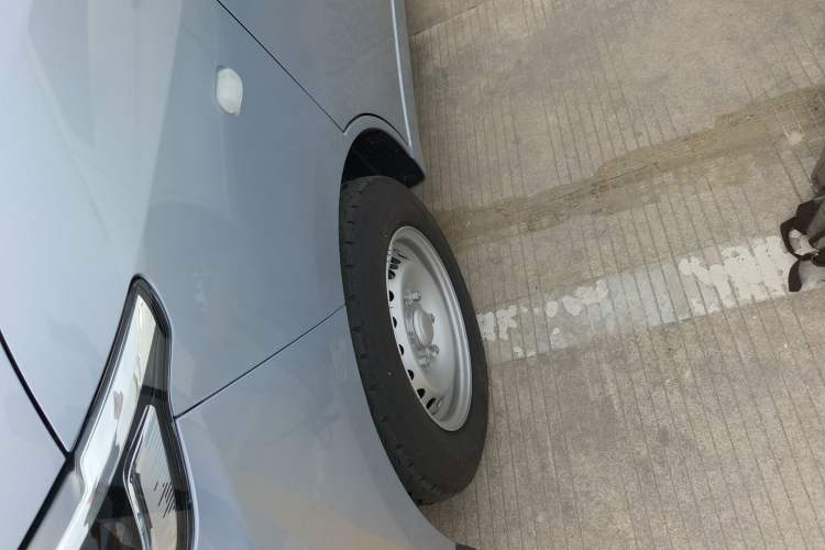 Used Wuling Yangguang 2024 300KM Comfort Version Passenger Van 75kW Exterior 4