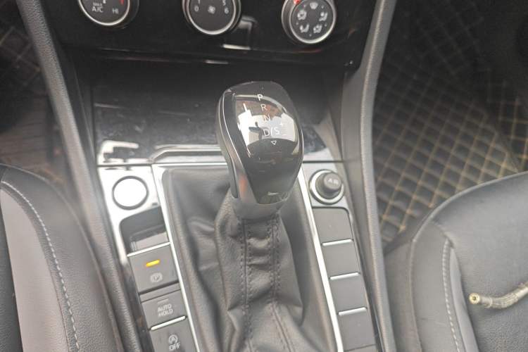 Used Volkswagen Sagitar 2021 280TSI DSG Comfort Connect Edition Gear Lever