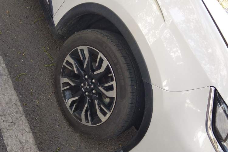 Used Mitsubishi Outlander 2019 2.0L Two-Wheel Drive Comfort Edition 5 Seats China VI Standard Right Front Wheel Hub