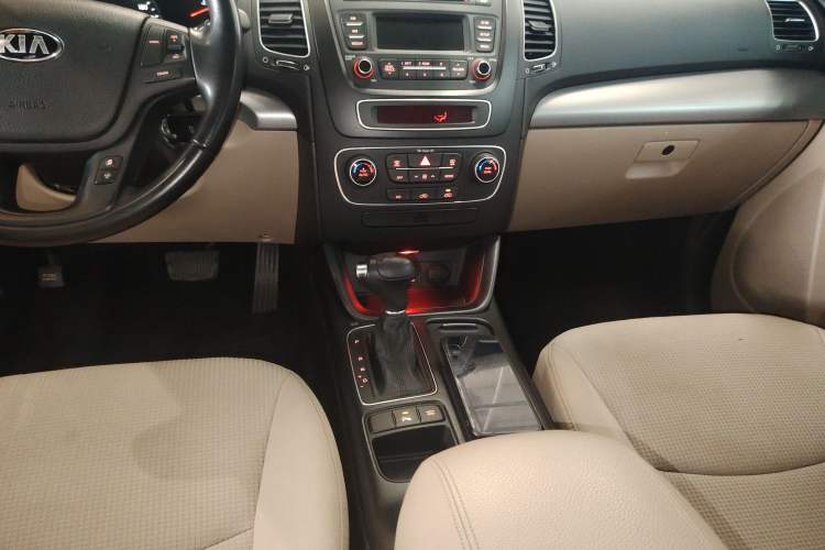 Used Kia Sorento 2013 2.4L 5-Seater Gasoline Comfort Version China IV Standard Audio And AC Panel