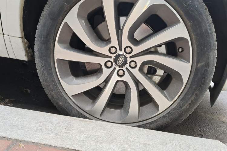 Used Land Rover Discovery Sport 2020 249 PS R-Dynamic Performance Edition Right Front Wheel Hub