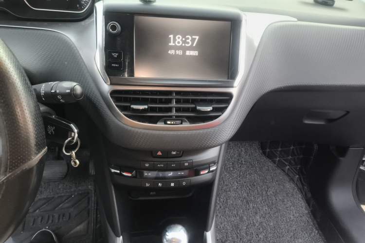 Used Peugeot 2008 2014 1.6L Automatic Fashion Edition Audio And AC Panel