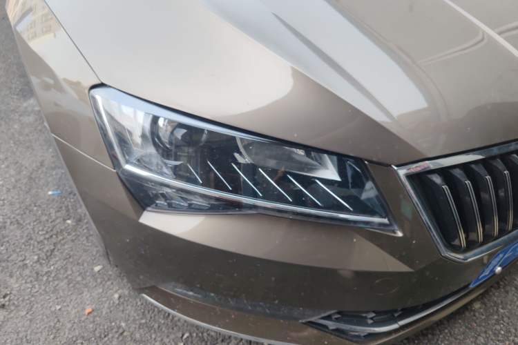Used Skoda Superb 2018 TSI330 DSG Comfort Edition China V Standard Right Front Headlight