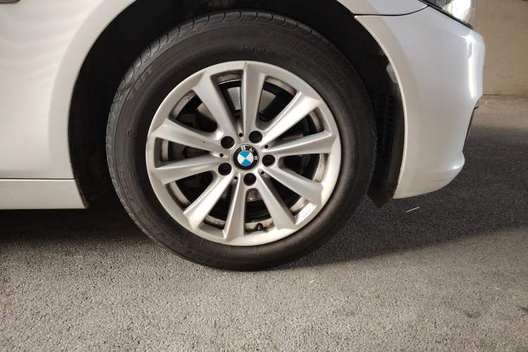 Used BMW 5 Series 2017 520Li Elegant Edition Right Front Wheel Hub