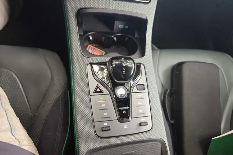 Used BYD Han 2022 EV 610 km All-Wheel-Drive Qianshan Cui Limited Edition Gear Lever