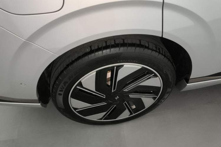 Used Dongfeng eπ eπ008 2024 210Max Range-Extended Version 6 Seats Right Rear Wheel Hub