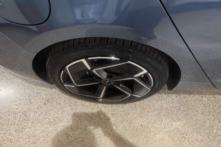 Used BYD Seal 2022 700 km Long-Range Rear-Wheel-Drive Version Right Rear Wheel Hub