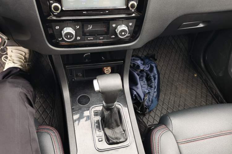 Used Yema T70 2016 1.8T CVT Elegant Model Gear Lever