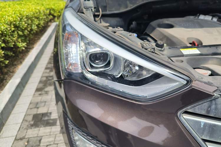 Used Hyundai Santa Fe 2015 2.0T Automatic Two-Wheel Drive Smart Version 5 Seats Right Front Headlight