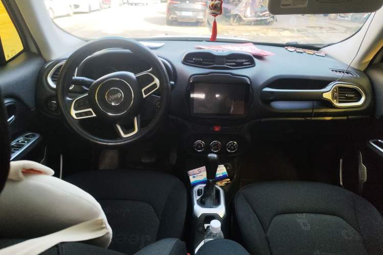 Used Jeep Renegade 2017 180T Automatic High-Energy Version Center Console