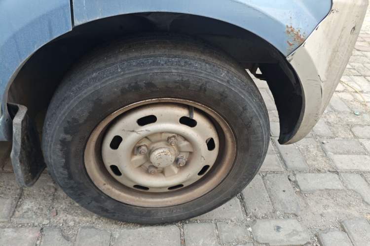 Used BAIC Weiwang 306 2011 1.3L base model 7 seats Right Front Wheel Hub