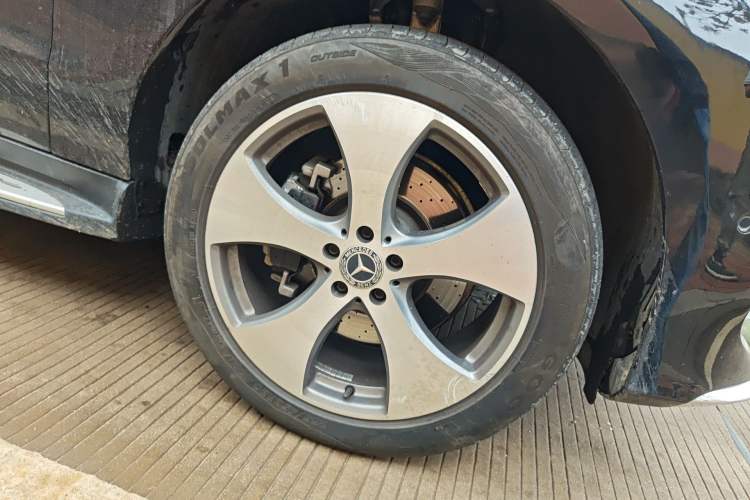 Used Mercedes-Benz GLE 2019 GLE 320 4MATIC Luxury Collection Edition Right Front Wheel Hub