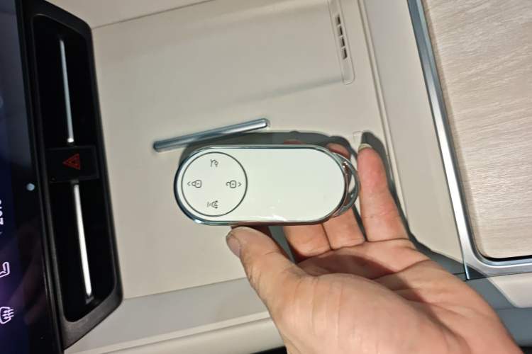 Used Hima Luxeed R7 2024 All-Electric 736 km Ultra Vehicle Key