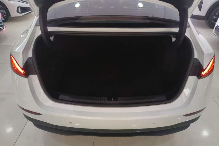 Used Roewe D7 2023 DMH 125km Superior Edition
