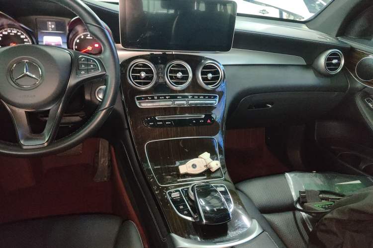 Used Mercedes-Benz GLC 2018 Facelift GLC 260 4MATIC Luxury Edition
