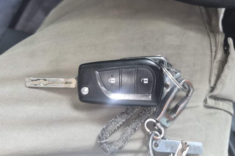 Used Toyota RAV4 2015 2.0L CVT Two-Wheel Drive Fashion Edition Vehicle Key