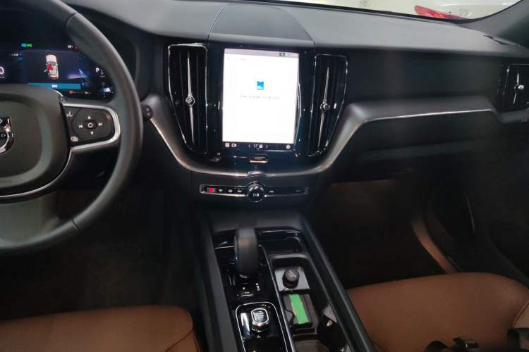 Used Volvo XC60 2025 B5 4x4 Smart Luxury Edition Gear Lever