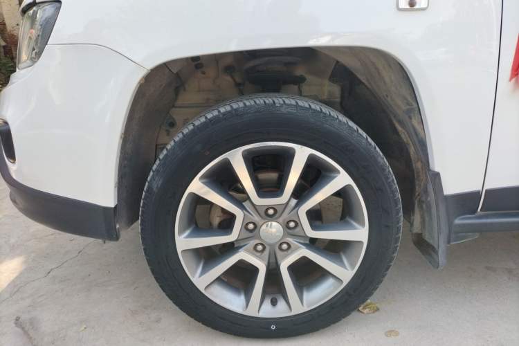 Used Jeep Compass 2015 2.0L Two-Wheel Drive Luxury Edition