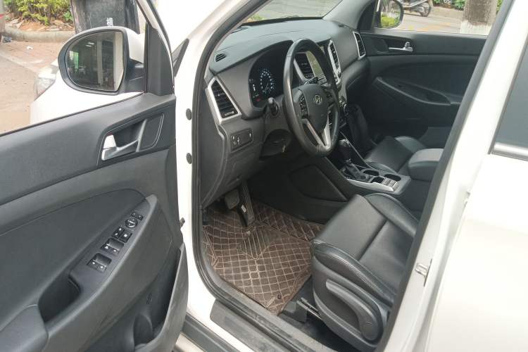 Used Hyundai Tucson 2015 1.6T Dual-Clutch Two-Wheel-Drive Smart Model Driver Seat
