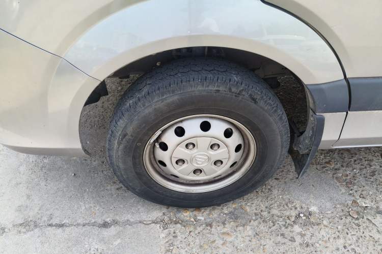 Used Foton Toano 2023 2.0T Automatic Jixiang Multi-Function Long-Wheelbase Mid-Height Rear Single Tire – Available in 6/7/9-Seater Configurations Left Front Wheel Hub