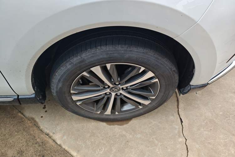 Used Toyota Venza 2023 2.0L CVT Two-Wheel Drive Luxury Edition Right Front Wheel Hub