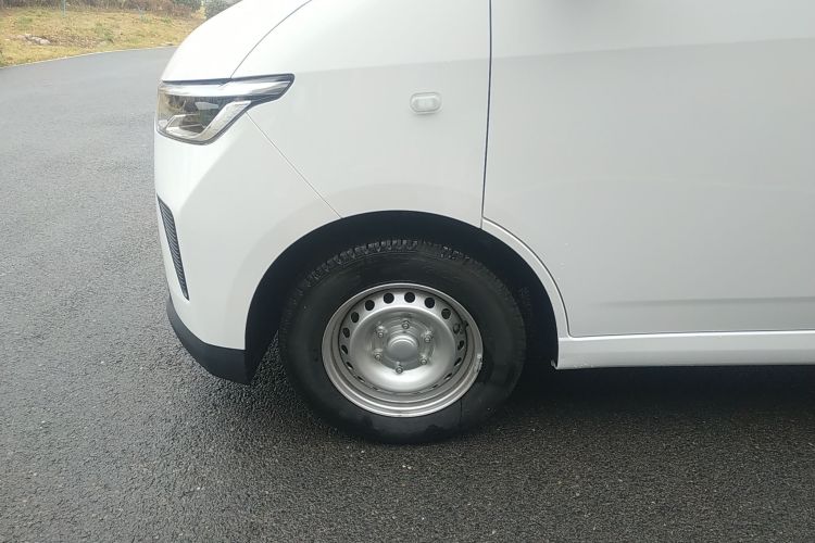 Used Wuling Yangguang 2024 300KM Comfort Version Passenger Van 75kW