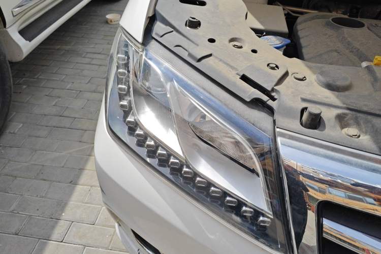 Used Haval H2 2018 Chuanxiang Edition 1.5T Dual-Clutch Two-Wheel Drive Fashion Model China V Standard Right Front Headlight