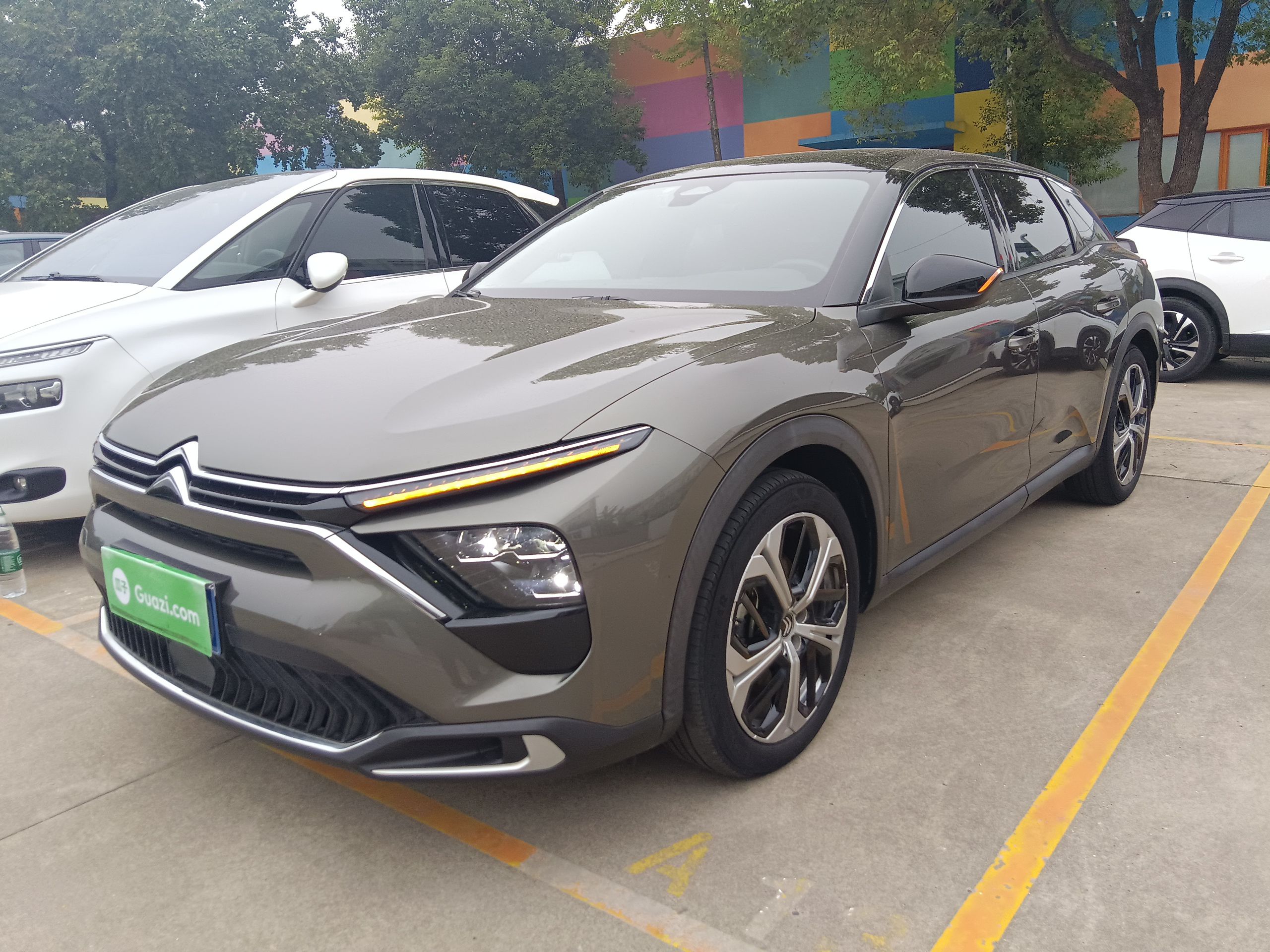 Под передней частью автомобиля