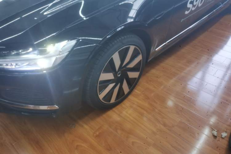 Used Volvo S90 New Energy 2025 Plug-in Hybrid Four-Wheel Drive Long-Range Luxury Smart Edition Left Front Wheel Hub